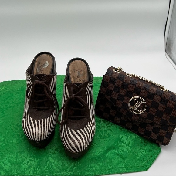 Brown and white stripes with front lace up with heels - Picture 6 of 11